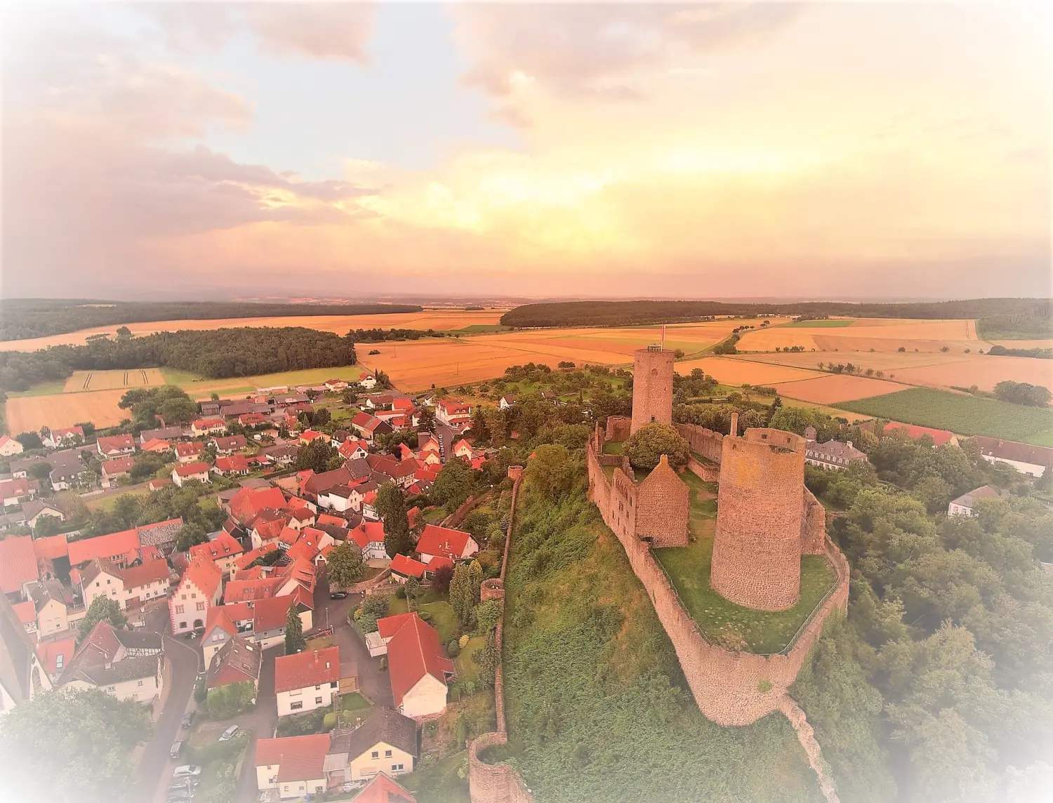 Eine Burg mit einer kleinen Stadt